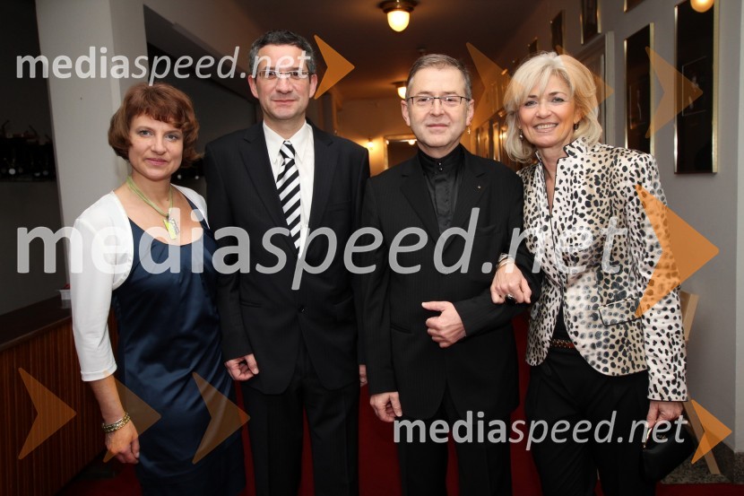 Rajmond Debevec, strelec z malokalibrsko puško in soproga Metka ter Tomaž in Eva Kozlevčar, glasbenikaSlovenka leta 2010 je Petra Majdič - druženje pred dvorano SNG Drama Ljubljana