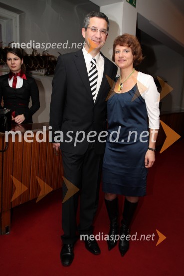 Rajmond Debevec, strelec z malokalibrsko puško in soproga MetkaSlovenka leta 2010 je Petra Majdič - druženje pred dvorano SNG Drama Ljubljana