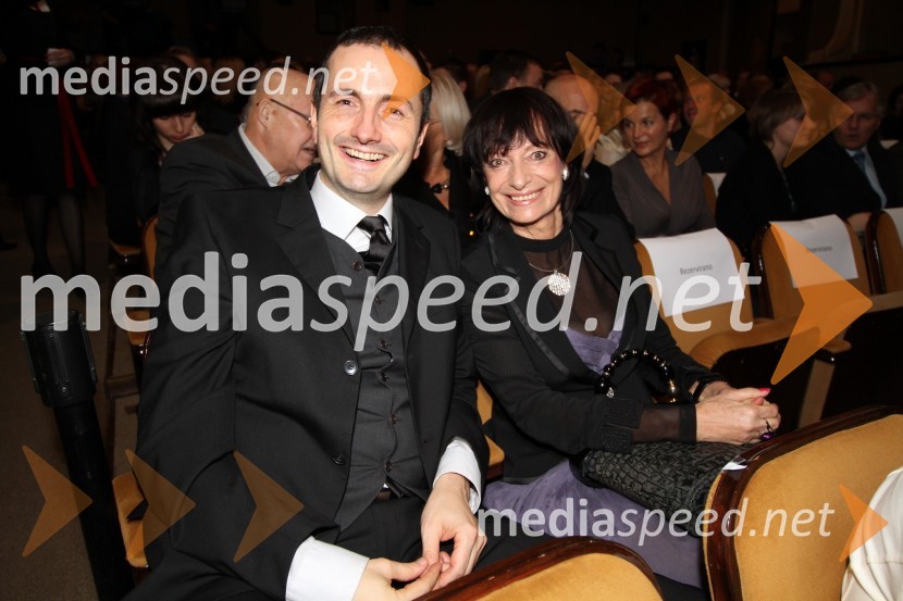 Manca Košir, publicistka in njen spremljevalec dr. Urban Kordež, filozofSlovenka leta 2010 je Petra Majdič - druženje pred dvorano SNG Drama Ljubljana