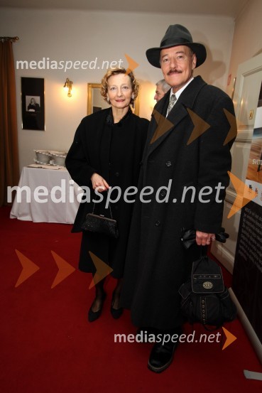 Rok Lasan, modni režiser in scenarist ter nekdanji maneken in soproga Bernarda LasanSlovenka leta 2010 je Petra Majdič - druženje pred dvorano SNG Drama Ljubljana