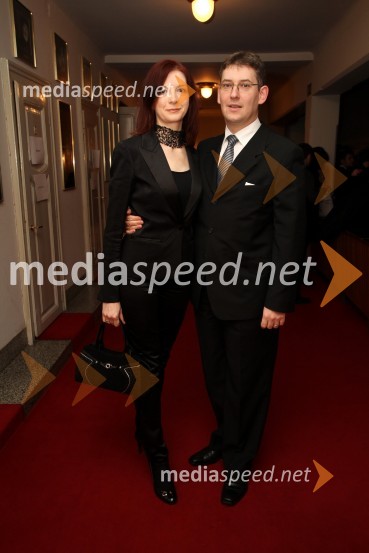 Žiga Debeljak, predsednik uprave družbe Mercator d.d. in njegova žena MetodaSlovenka leta 2010 je Petra Majdič - druženje pred dvorano SNG Drama Ljubljana