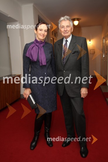 Demeter Bitenc, igralec in spremljevalka Majda PintarSlovenka leta 2010 je Petra Majdič - druženje pred dvorano SNG Drama Ljubljana