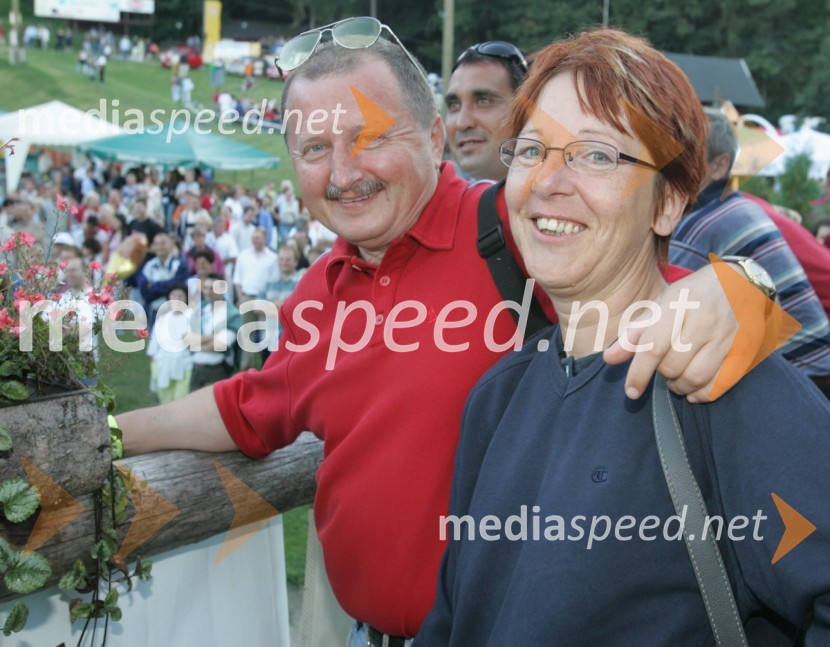Bojan Petejan, predsednik slovenskega združenja medijev z ženoVečerov piknik