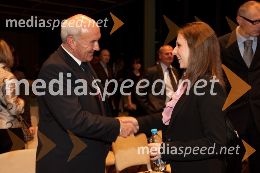 	Niko Kač, nekdanji predsednik uprave Banke Celje in Dafne Dimitrova, podiplomska študentka na Ekonomski fakulteti Univerze v LjubljaniJanuarsko srečanje Združenja Manager in podelitev priznanja za življenjsko delo