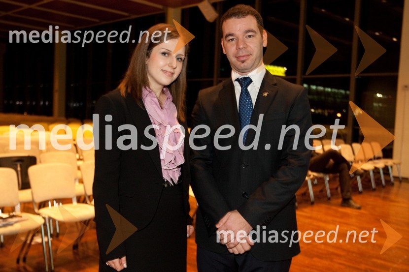 Dafne Dimitrova, podiplomska študentka na Ekonomski fakulteti Univerze v Ljubljani in Shar Kurtishi, diplomant IEDC BledJanuarsko srečanje Združenja Manager in podelitev priznanja za življenjsko delo