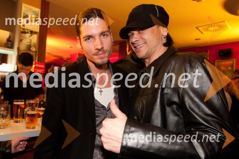 Matic Ajdič, kitarist in Samuel Lucas, glasbenikStrelci in Kozorogi, tradicionalna zabava