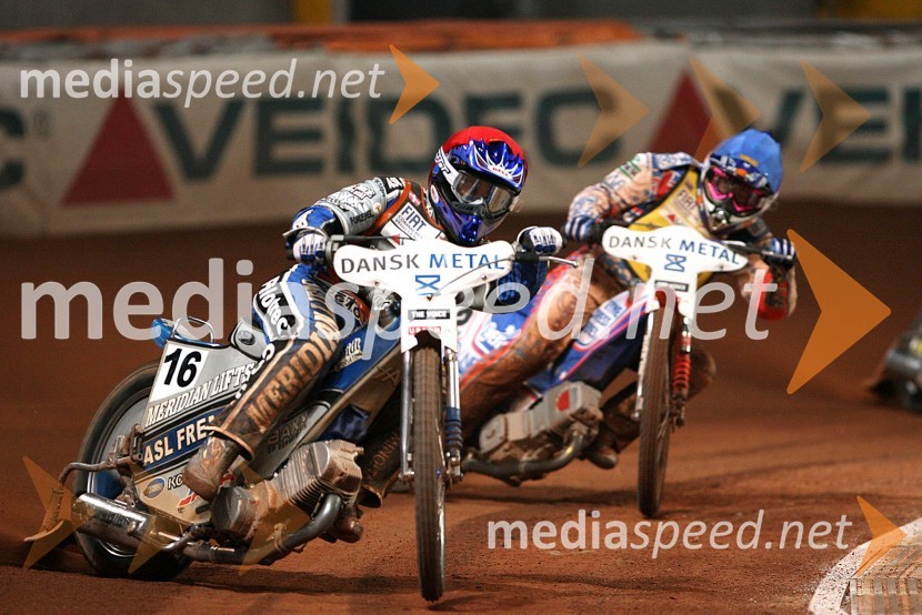 Hans Andersen (Danska in Jason Crump (Avstralija) v finalni vožnji za VN DanskeSPEEDWAY GRAND PRIX, VN Danske 2006, dirka