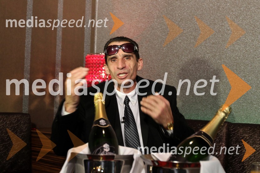 Ekrem Jevrić, črnogorski pevecEkrem Jevrić, črnogorski pevec prvič v Sloveniji