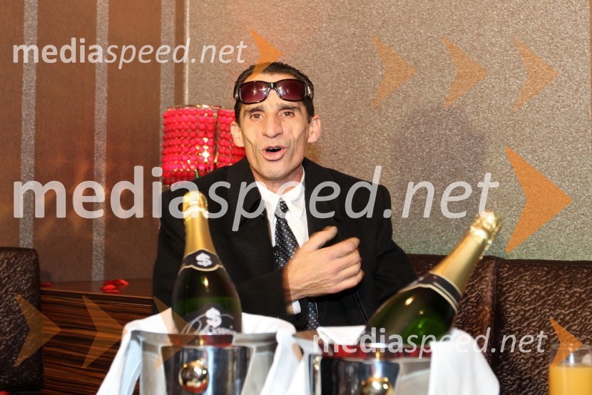 Ekrem Jevrić, črnogorski pevecEkrem Jevrić, črnogorski pevec prvič v Sloveniji