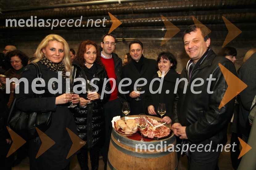 Sara Prislan Jager, soproga Gregorja Jagra, ..., ..., ..., ... in Gregor Jager, podjetnik in mestni svetnik Zares47. Zlata lisica, druženje v Vinagovi kleti