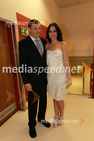 France Kmetič, odgovorni urednik Motorevije in Lorella Flego, voditeljica prireditveSlovenski avto leta 2011