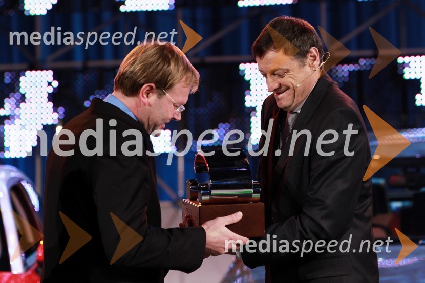 Marko Škriba, vodja znamke Volkswagen v Sloveniji in France Kmetič, odgovorni urednik MotorevijeSlovenski avto leta 2011