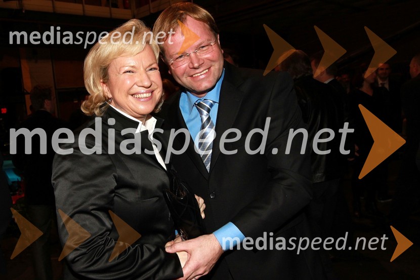 Sabrina Pečelin, vodja odnosov z javnostmi pri Porsche Slovenija in Marko Škriba, vodja znamke Volkswagen v SlovenijiSlovenski avto leta 2011