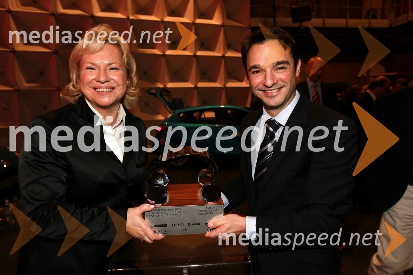Sabrina Pečelin, vodja odnosov z javnostmi pri Porsche Slovenija in Danilo Ferjančič, generalni direktor Porsche Slovenija d.o.o.Slovenski avto leta 2011