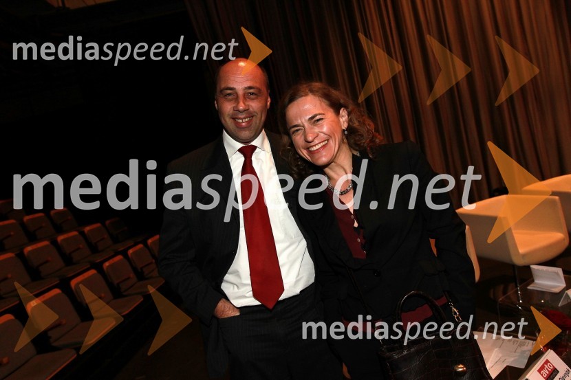 Robert Golob, direktor prodaje pri Citroen Slovenija in Alenka Nedelko, odnosi z javnostmi Peugeot Slovenija d.o.o.Slovenski avto leta 2011