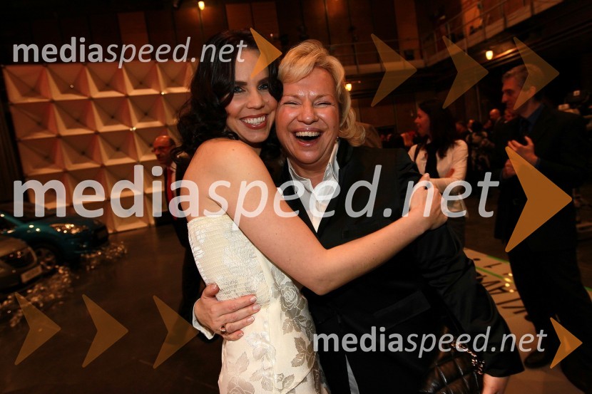 Lorella Flego, voditeljica prireditve in Sabrina Pečelin, vodja odnosov z javnostmi pri Porsche SlovenijaSlovenski avto leta 2011