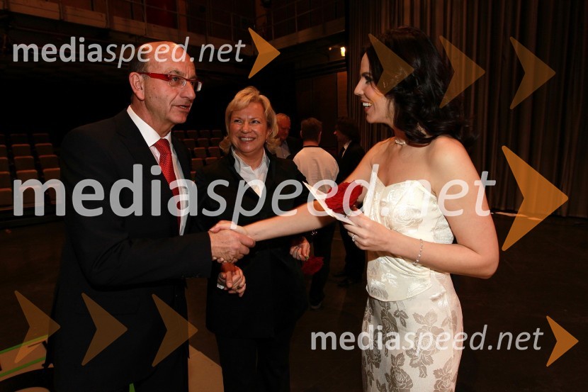 Heinz Slesak, generalni direktor Porsche Slovenija d.o.o., Sabrina Pečelin, vodja odnosov z javnostmi pri Porsche Slovenija in Lorella Flego, voditeljica prireditveSlovenski avto leta 2011