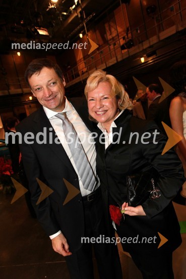 France Kmetič, odgovorni urednik Motorevije in Sabrina Pečelin, vodja odnosov z javnostmi pri Porsche SlovenijaSlovenski avto leta 2011