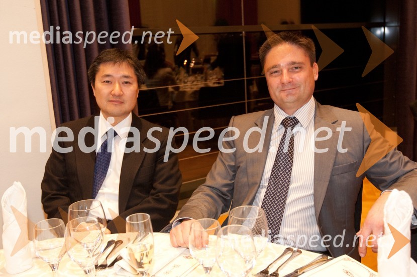 Masahiro Kuwahara, Toyota Adria in Boštjan Trilar, direktor Toyota SlovenijaSlovenski avto leta 2011