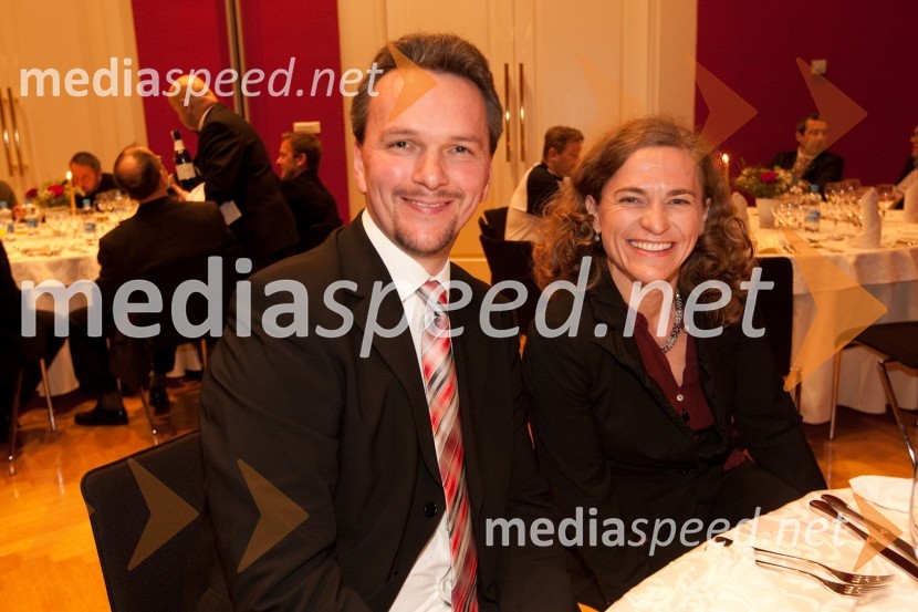 ... in Alenka Nedelko, odnosi z javnostmi Peugeot Slovenija d.o.o.Slovenski avto leta 2011