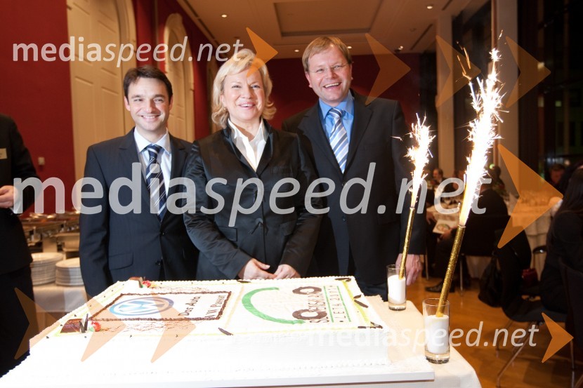 Danilo Ferjančič, generalni direktor Porsche Slovenija d.o.o. Sabrina Pečelin, vodja odnosov z javnostmi pri Porsche Slovenija in Marko Škriba, vodja znamke Volkswagen v SlovenijiSlovenski avto leta 2011
