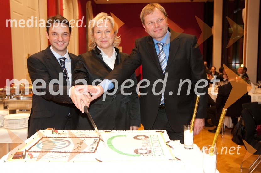 Danilo Ferjančič, generalni direktor Porsche Slovenija d.o.o. Sabrina Pečelin, vodja odnosov z javnostmi pri Porsche Slovenija in Marko Škriba, vodja znamke Volkswagen v SlovenijiSlovenski avto leta 2011