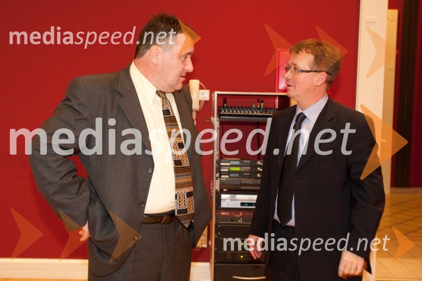 ... in Damijan Vuk, direktor podjetja Avto Triglav d.o.o.Slovenski avto leta 2011