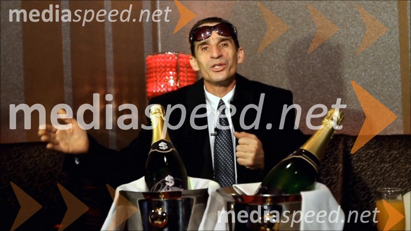 Ekrem Jevrić prepeva svojo svetovno uspešnico Kuća posoEkrem Jevrić, črnogorski pevec prvič v Sloveniji