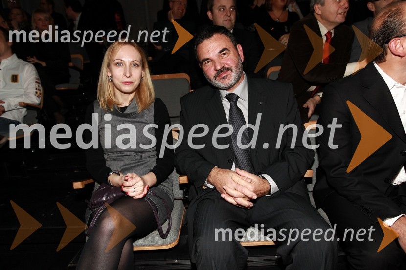 Maja Kovač, odnosi z javnostjo pri Mazda Motor Slovenija in Bogdan Žvanut, direktor Mazda Motor Slovenija
Slovenski avto leta 2011