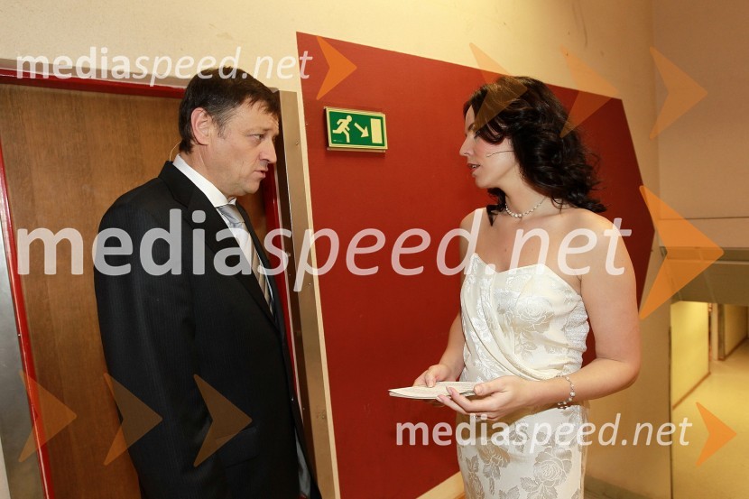 France Kmetič, odgovorni urednik Motorevije in Lorella Flego, voditeljica prireditveSlovenski avto leta 2011