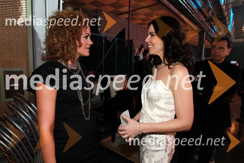 Rebeka Dremelj, pevka in Lorella Flego, voditeljica prireditveSlovenski avto leta 2011