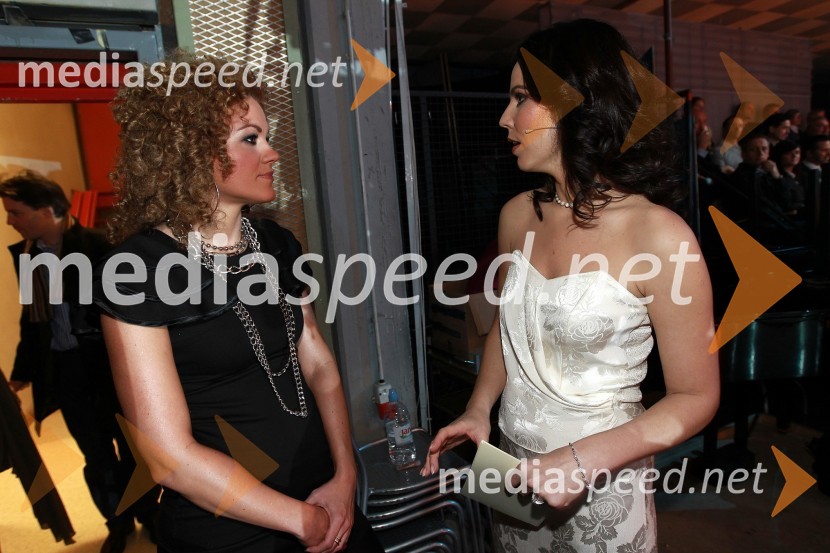 Rebeka Dremelj, pevka in Lorella Flego, voditeljica prireditveSlovenski avto leta 2011