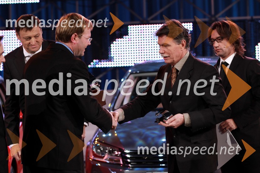 Marko Škriba, vodja znamke Volkswagen v Sloveniji in Janez Kovačič, urednik avtomobilizma pri časniku DeloSlovenski avto leta 2011