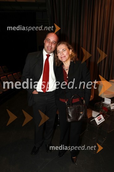 Robert Golob, direktor prodaje pri Citroen Slovenija in Alenka Nedelko, odnosi z javnostmi Peugeot Slovenija d.o.o.Slovenski avto leta 2011