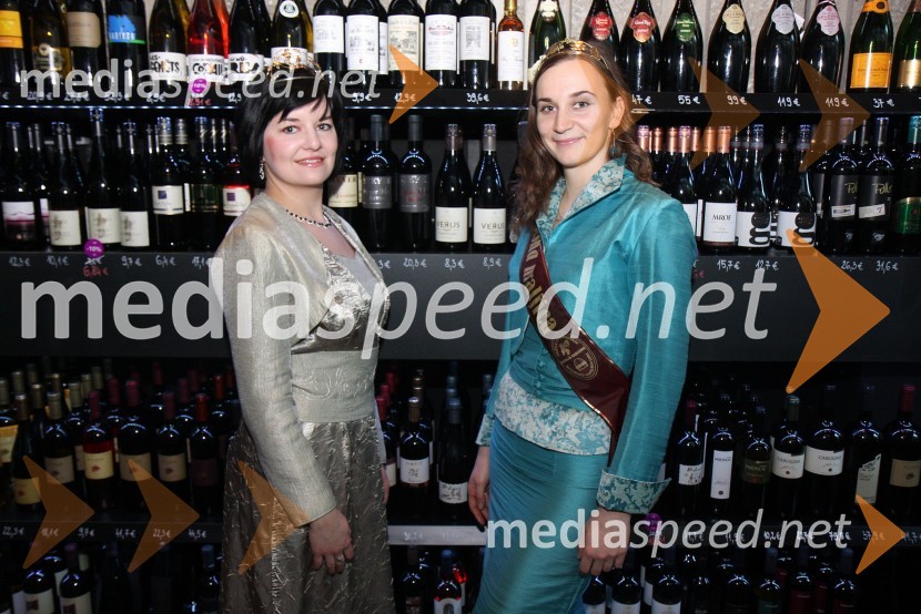 Ksenja Arbeiter, mariborska vinska kraljica in Andreja Plohl, vinska kraljica Društva vinogradnikov Radgonsko – Kapelskih goricPredstavitev Kravjega sira z vinom Steyer Mark