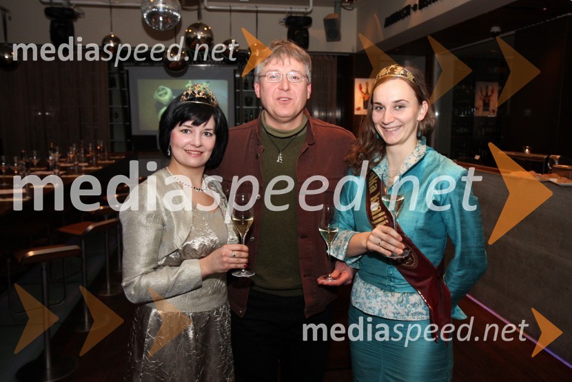 Ksenja Arbeiter, mariborska vinska kraljica, Samo Perovic in Andreja Plohl, vinska kraljica Društva vinogradnikov Radgonsko – Kapelskih goricPredstavitev Kravjega sira z vinom Steyer Mark