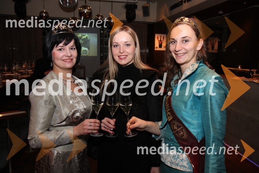 Ksenja Arbeiter, mariborska vinska kraljica, Andreja Erzetič, Vinska kraljica Slovenije 2010 in Andreja Plohl, vinska kraljica Društva vinogradnikov Radgonsko – Kapelskih goric 	 
Predstavitev Kravjega sira z vinom Steyer Mark