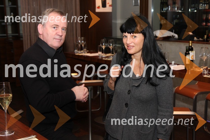 Boris Vugrinec, fotoreporter časnika Večer in mag. Helena Cvikl, direktorica Višje strokovne šole za gostinstvo in turizem v MariboruPredstavitev Kravjega sira z vinom Steyer Mark