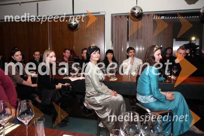 Andreja Erzetič, Vinska kraljica Slovenije 2010, Ksenja Arbeiter, mariborska vinska kraljica in Andreja Plohl, vinska kraljica Društva vinogradnikov Radgonsko – Kapelskih goricPredstavitev Kravjega sira z vinom Steyer Mark