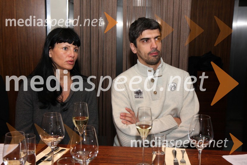 Mag. Helena Cvikl, direktorica Višje strokovne šole za gostinstvo in turizem v Mariboru ter Bor Greiner, odgovorni urednik Radia CityPredstavitev Kravjega sira z vinom Steyer Mark