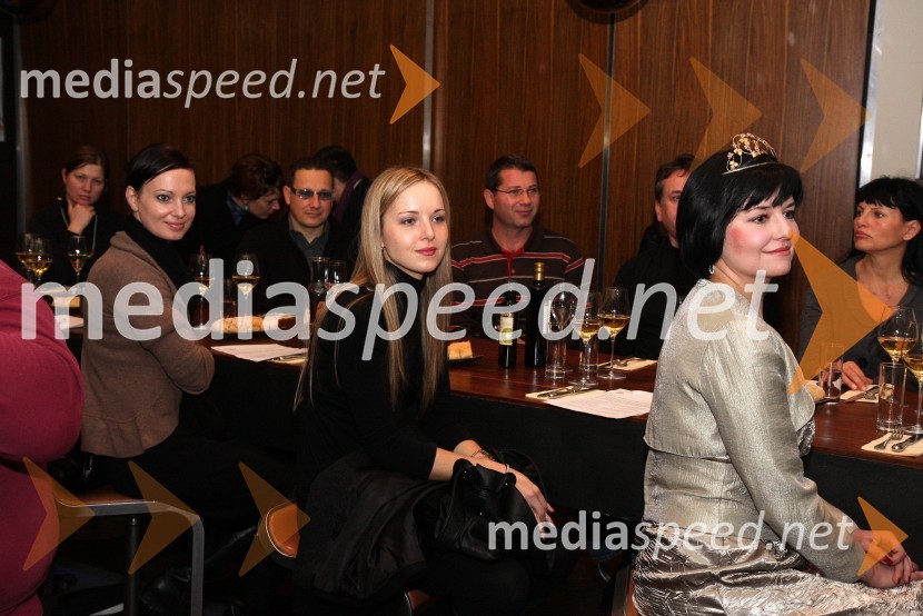 Iris Kociper Haas, vodja hotela Arena Maribor, Andreja Erzetič, Vinska kraljica Slovenije 2010 in Ksenja Arbeiter, mariborska vinska kraljicaPredstavitev Kravjega sira z vinom Steyer Mark