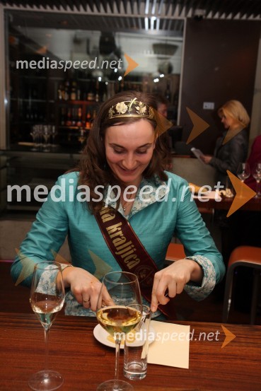 Andreja Plohl, vinska kraljica Društva vinogradnikov Radgonsko – Kapelskih goricPredstavitev Kravjega sira z vinom Steyer Mark