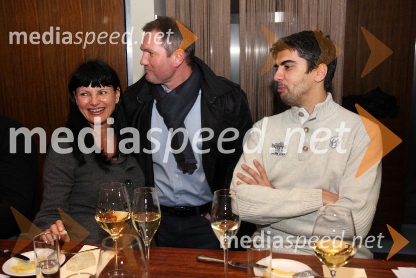 Mag. Helena Cvikl, direktorica Višje strokovne šole za gostinstvo in turizem v Mariboru, Matjaž Kek, selektor slovenske nogometne reprezantance in Bor Greiner, odgovorni urednik Radia CityPredstavitev Kravjega sira z vinom Steyer Mark