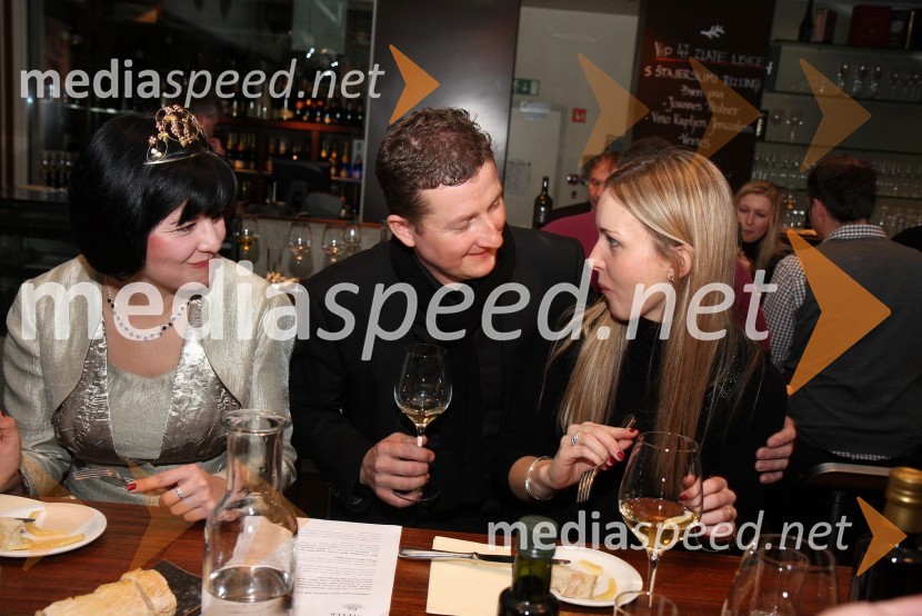 Ksenja Arbeiter, mariborska vinska kraljica, Danilo Steyer, Steyer vina in Andreja Erzetič, Vinska kraljica Slovenije 2010Predstavitev Kravjega sira z vinom Steyer Mark