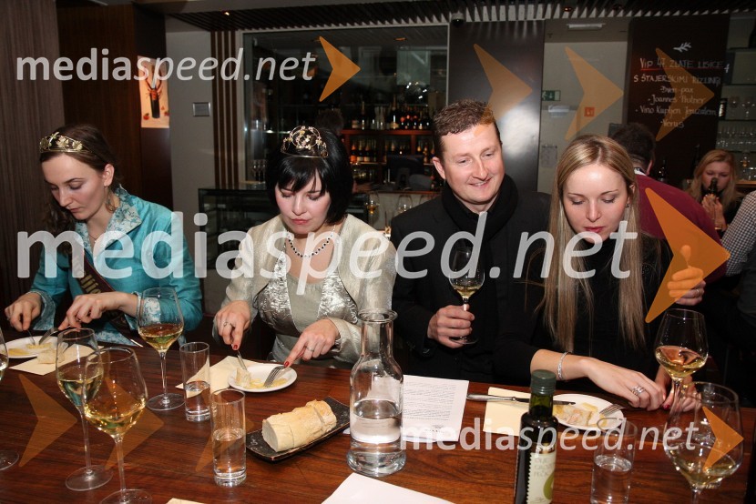 Andreja Plohl, vinska kraljica Društva vinogradnikov Radgonsko – Kapelskih goric, Ksenja Arbeiter, mariborska vinska kraljica, Danilo Steyer, Steyer vina in Andreja Erzetič, Vinska kraljica Slovenije 2010Predstavitev Kravjega sira z vinom Steyer Mark