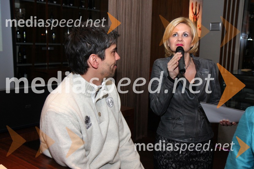 Bor Greiner, odgovorni urednik Radia City in Norma Bale, direktorica Kultprotura ter povezovalka dogodkaPredstavitev Kravjega sira z vinom Steyer Mark