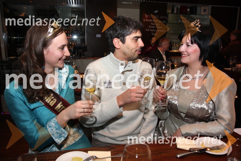 Andreja Plohl, vinska kraljica Društva vinogradnikov Radgonsko – Kapelskih goric, Bor Greiner, odgovorni urednik Radia City in 	Ksenja Arbeiter, mariborska vinska kraljicaPredstavitev Kravjega sira z vinom Steyer Mark