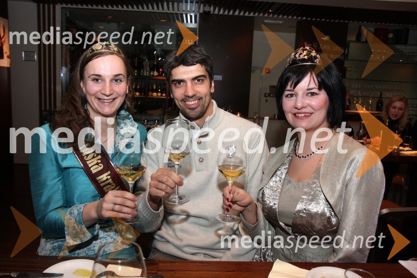 Andreja Plohl, vinska kraljica Društva vinogradnikov Radgonsko – Kapelskih goric, Bor Greiner, odgovorni urednik Radia City in 	Ksenja Arbeiter, mariborska vinska kraljicaPredstavitev Kravjega sira z vinom Steyer Mark