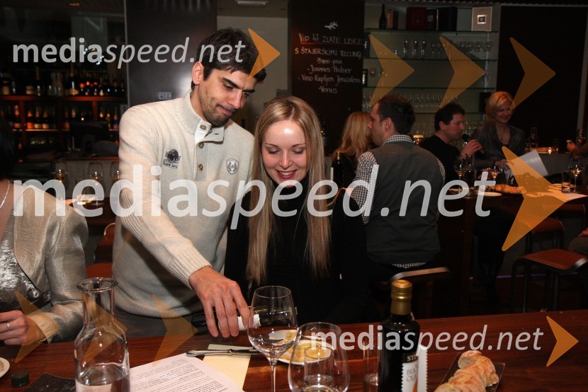 Bor Greiner, odgovorni urednik Radia City in Andreja Erzetič, Vinska kraljica Slovenije 2010Predstavitev Kravjega sira z vinom Steyer Mark