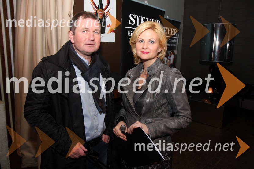 Matjaž Kek, selektor slovenske nogometne reprezantance in Norma Bale, direktorica Kultprotura ter povezovalka dogodkaPredstavitev Kravjega sira z vinom Steyer Mark